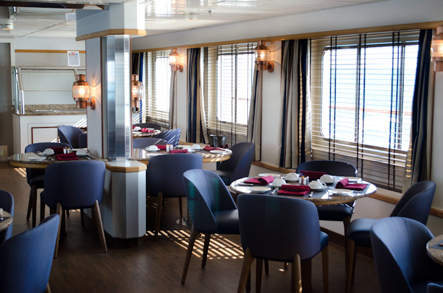 El Discoverer Lounge a bordo del MS Silver Discoverer (Silversea Expeditions) preparada para desayuno LUJO LUGARES REMOTOS CRUCEROS EXPLORACION SILVERSEACRUCEROS SILVERSEA EXPEDITIONS CRUCEROS EXPEDICION SILVERSEA CRUCEROS DE LUJO LUGARES REMOTOS CRUCEROS EXPLORACION SILVERSEA CRUCEROS SILVER DISCOVERER CRUCEROS BARCO PEQUEÑO CRUCEROS BUQUES DE LUJO CRUCEROS REMOTOS CRUCEROS UNICOS CRUCEROS MILLONARIOS CRUCEROS PARA RICOS CRUCEROS EXCLUSIVOS #LuxuryCruises #SilverSea #SilverseaExpeditions #SilverDiscoverer #Viajesdelujo #viajesexclusivos #crucerosexploracion #expeditioncruises